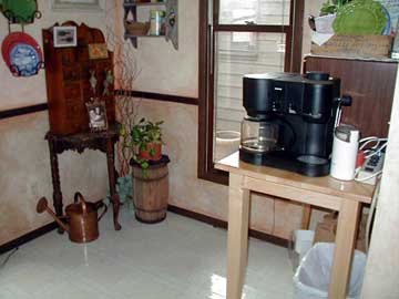 kitchen3.jpg (103902 bytes)